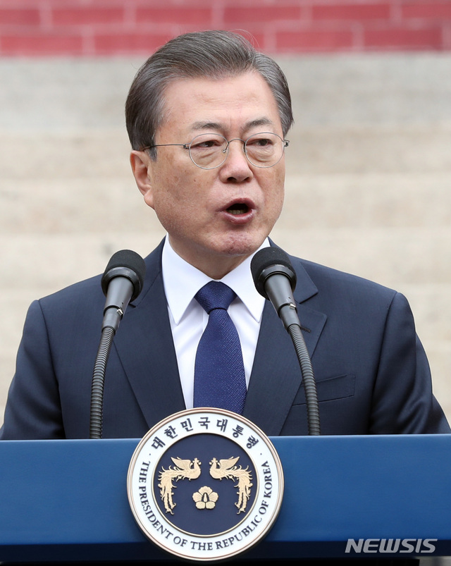 [서울=뉴시스]박영태 기자 = 문재인 대통령이 1일 서울 종로구 배화여고에서 열린 제101주년 3.1절 기념식에 참석해 기념사를 하고 있다. 2020.03.01. since1999@newsis.com