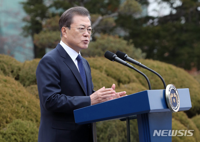 [서울=뉴시스]박영태 기자 = 문재인 대통령이 1일 서울 종로구 배화여고에서 열린 제101주년 3.1절 기념식에 참석해 기념사를 하고 있다. 2020.03.01. since1999@newsis.com