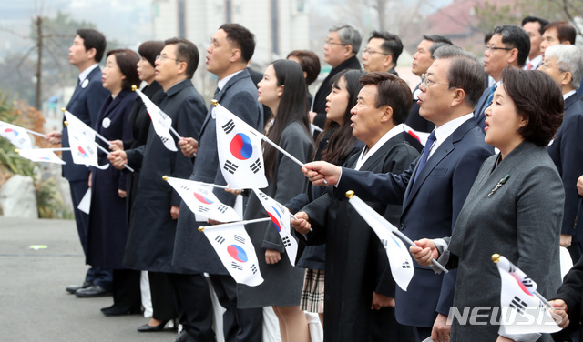 [서울=뉴시스]박영태 기자 =  문재인 대통령과 김정숙 여사가 1일 서울 종로구 배화여고에서 열린 제101주년 3.1절 기념식에 참석해 3.1절 노래를 부르고 있다. 2020.03.01.since1999@newsis.com