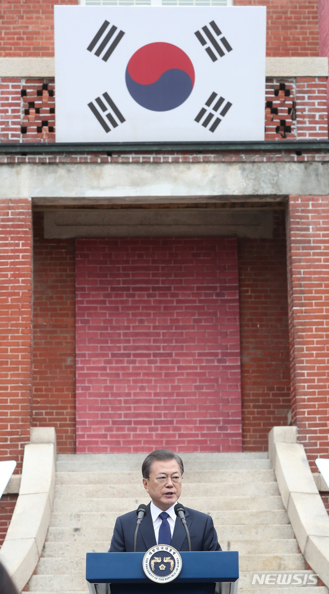 [서울=뉴시스]박영태 기자 = 문재인 대통령이 1일 서울 종로구 배화여고에서 열린 제101주년 3.1절 기념식에 참석해 기념사를 하고 있다. 2020.03.01. since1999@newsis.com