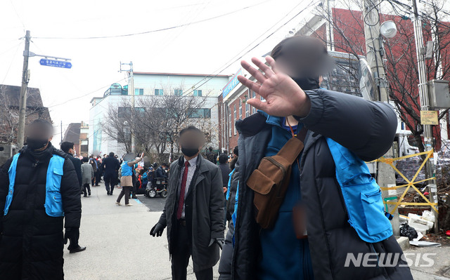 [서울=뉴시스]홍효식 기자 = 신종 코로나바이러스 감염증(코로나19) 확산에 따라 정부가 종교와 집회행사를 자제해 달라고 당부한 가운데 1일 오전 서울 성북구 사랑제일교회에서 신도들이 연합예배를 진행, 관계자가 취재진의 카메라를 막고 있다. 앞서 '문재인하야범국민투쟁본부'(범투본)는 지난 29일 광화문 집회는 취소하지만 1일 예정된 연합예배는 강행한다고 밝힌 바 있다. 2020.03.01.&nbsp; yesphoto@newsis.com