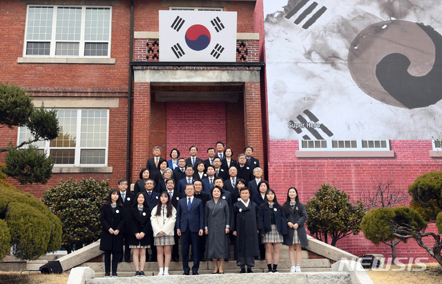 [서울=뉴시스]박영태 기자 = 문재인 대통령과 참석자들이 지난 2020년 3월1일 서울 종로구 배화여고에서 열린 제101주년 3·1절 기념식을 끝낸 후 기념촬영을 하고 있는 모습. 2020.03.01.since1999@newsis.com