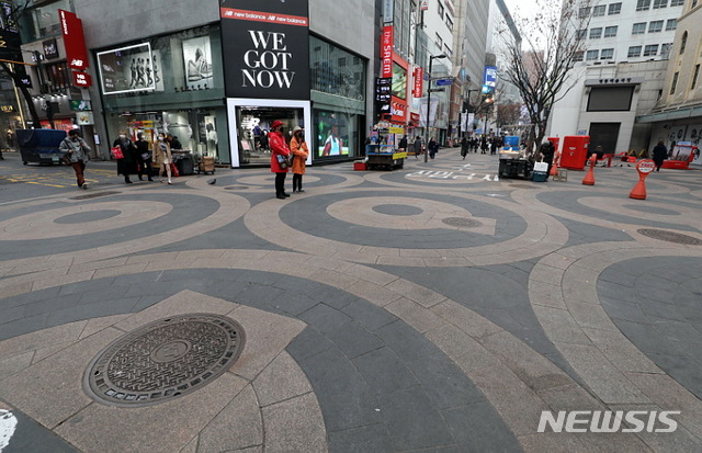 [서울=뉴시스]박주성 기자 = 신종 코로나바이러스 감염증(코로나19)&nbsp; 확진환자가 추가발생하고 있는 가운데 1일 오후 서울 중구 명동 거리가 한산한 모습을 보이고 있다. 2020.03.01. park7691@newsis.com