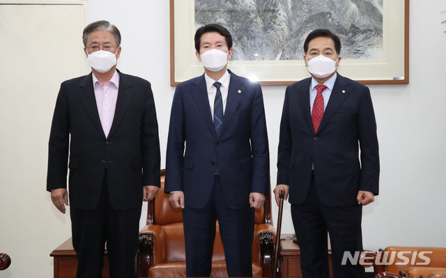 [서울=뉴시스] 김진아 기자 = 이인영 더불어민주당 원내대표와 심재철 미래통합당 원내대표, 유성엽 민생당 공동대표가 1일 서울 여의도 국회에서 선거구 획정과 관련해 회동을 하고 있다. 2020.03.01. bluesoda@newsis.com