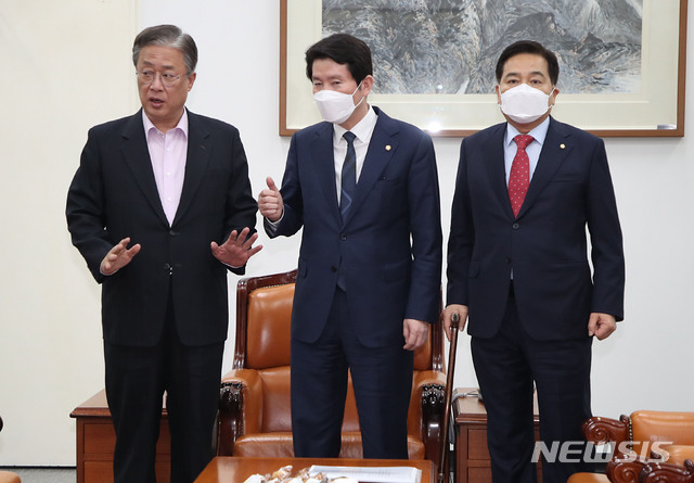 [서울=뉴시스] 김진아 기자 = 이인영 더불어민주당 원내대표와 심재철 미래통합당 원내대표, 유성엽 민생당 공동대표가 1일 서울 여의도 국회에서 선거구 획정과 관련해 회동을 하고 있다. 2020.03.01. bluesoda@newsis.com