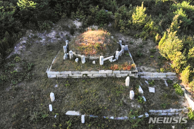 [서울=뉴시스] 2019년 드론을 이용해 촬영한 북한 개성직할시 선적리 산 중턱에 있는 고려 11대 문종(文宗)의 무덤인 경릉(景陵) 전경. (사진=평화경제연구소 제공) 2020.03.07. photo@newsis.com