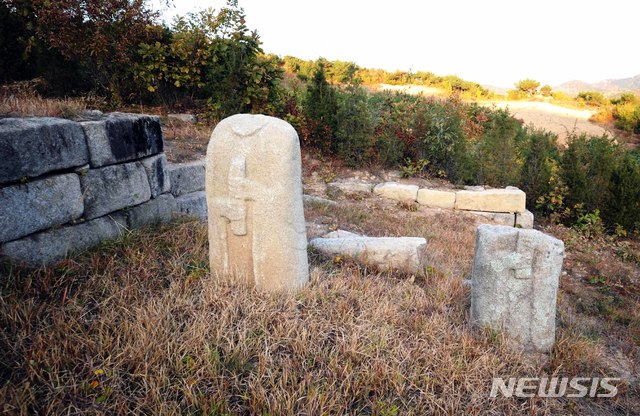 [서울=뉴시스] 북한 개성직할시 선적리 산 중턱에 있는 고려 11대 문종(文宗)의 무덤인 경릉(景陵) 동쪽에 있는 2개의 문인석. 윗부분이 파괴돼 사라진 모습이다. (사진=평화경제연구소 제공) 2020.03.07. photo@newsis.com