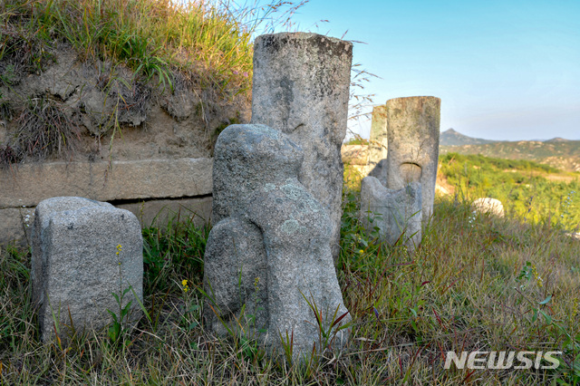 [서울=뉴시스] 북한 개성직할시 선적리 산 중턱에 있는 고려 11대 문종(文宗)의 무덤인 경릉(景陵) 서쪽에 남아 있는 난간석과 석수. (사진=평화경제연구소 제공) 2020.03.07. photo@newsis.com