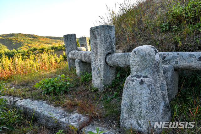 [서울=뉴시스] 북한 개성직할시 선적리 산 중턱에 있는 고려 11대 문종(文宗)의 무덤인 경릉(景陵) 동쪽에 남아 있는 난간석과 석수. (사진=평화경제연구소 제공) 2020.03.07. photo@newsis.com