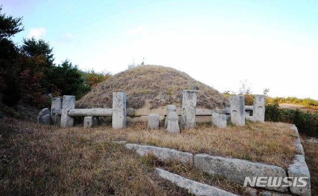 [서울=뉴시스] 북한 개성직할시 선적리 산 중턱에 있는 고려 11대 문종(文宗)의 무덤인 경릉(景陵) 서쪽 측면 모습. (사진=평화경제연구소 제공) 2020.03.07. photo@newsis.com