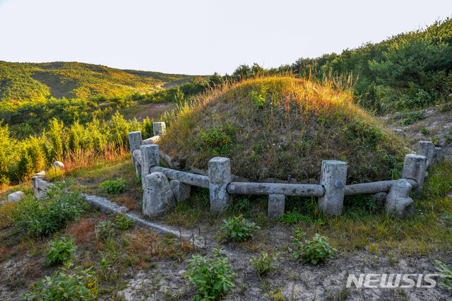 [서울=뉴시스] 북한 개성직할시 선적리 산 중턱에 있는 고려 11대 문종(文宗)의 무덤인 경릉(景陵) 후면. 비교적 높은 야산에 자리잡고 있고, 인근에 민가들이 존재하지 않는다. (사진=평화경제연구소 제공) 2020.03.07. photo@newsis.com