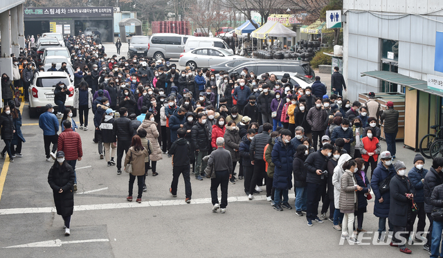 [수원=뉴시스] 김종택 기자 = 신종 코로나바이러스 감염증(코로나19) 대응을 위한 마스크 공적판매처로 지정된 경기 수원시 권선구 구운동 농협 하나로마트에서 1일 오후 시민들이 마스크 구입을 위해 길게 줄 서 있다.  이번 공급물량은 서울·경기지역 319개 농협하나로마트에서 오후 2시부터 판매를 시작했으며 판매수량은 1인당 5매로 판매가에 별도 마진은 붙지 않는다. 2020.03.01.  semail3778@naver.com