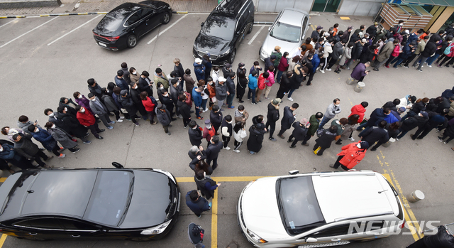 [수원=뉴시스] 김종택 기자 = 신종 코로나바이러스 감염증(코로나19) 대응을 위한 마스크 공적판매처로 지정된 경기 수원시 권선구 구운동 농협 하나로마트에서 지난 1일 오후 시민들이 마스크 구입을 위해 길게 줄 서 있다. 2020.03.01.semail3778@naver.com