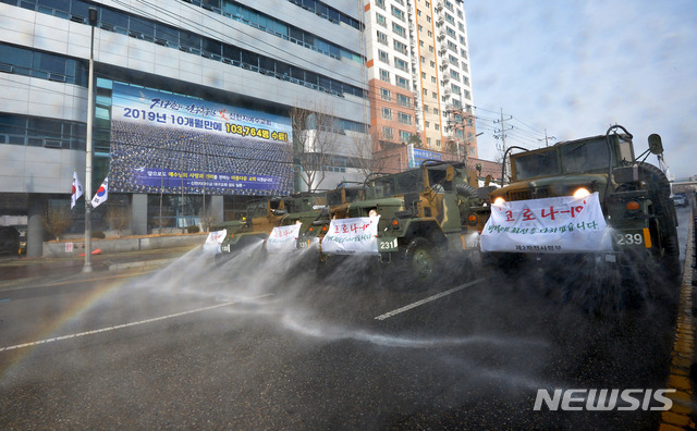 [대구=뉴시스] 이무열 기자 = 신종 코로나바이러스 감염증(코로나19) 확진자가 376명 추가돼 총 3526명으로 늘어난 1일 오후 대구 남구 대명동 신천지 대구교회 인근 도로에서 육군 제2작전사령부 소속 군 제독 차량이 방역작전을 펼치고 있다. 2020.03.01.lmy@newsis.com