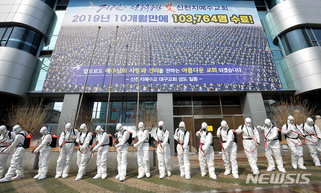 [대구=뉴시스] 이무열 기자 = 신종 코로나바이러스 감염증(코로나19) 확진자가 376명 추가돼 총 3526명으로 늘어난 1일 오후 대구 남구 대명동 신천지 대구교회 앞에서 육군 제2작전사령부 소속 19화생방대대 장병들로 구성된 육군 현장지원팀이 방역작전을 펼치고 있다. 2020.03.01.lmy@newsis.com