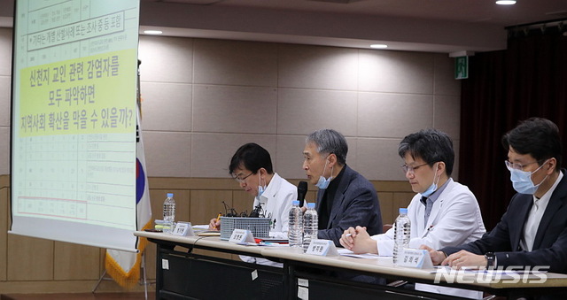 [서울=뉴시스]박주성 기자 = 오명돈 중앙임상위원회 위원장이 1일 오후 서울 중구 국립중앙의료원에서 열린 신종감염병 중앙임상위원회 기자회견에서 지역사회 전파 단계에선 환자 치료를 위한 대응체계로 전환되어야 한다고 말하고 있다. 2020.03.01. park7691@newsis.com