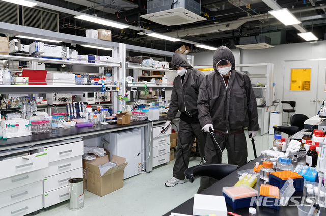 [서울=뉴시스] 이영환 기자 = 1일 서울 서대문구 연세대학교 신촌캠퍼스에서 신종 코로나 바이러스 감염증(코로나19) 예방을 위한 방역작업이 진행되고 있다. (사진=연세대학교 제공) 2020.03.01.&nbsp; photo@newsis.com