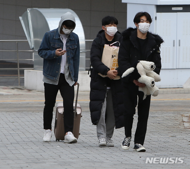 [강릉=뉴시스] 김경목 기자 = 가톨릭관동대학교 중국인 유학생이 신종 코로나바이러스 감염증(코로나19) 확진 환자로 드러난 1일 오후 마스크를 쓴 가톨릭관동대 축구부 선수들이 강릉시 내곡동 가톨릭관동대 합숙소로 향하고 있다. 가톨릭관동대 유니버스텔(숙박시설)에 격리된 중국인 유학생도 이날 코로나19 확진 환자로 나타났다. 강원도에서는 이날 강릉에서 신규 확진 환자 4명이 발생하면서 코로나19 확진 환자가 17명으로 늘어났다. 2020.03.01.&nbsp;&nbsp; photo31＠newsis.com