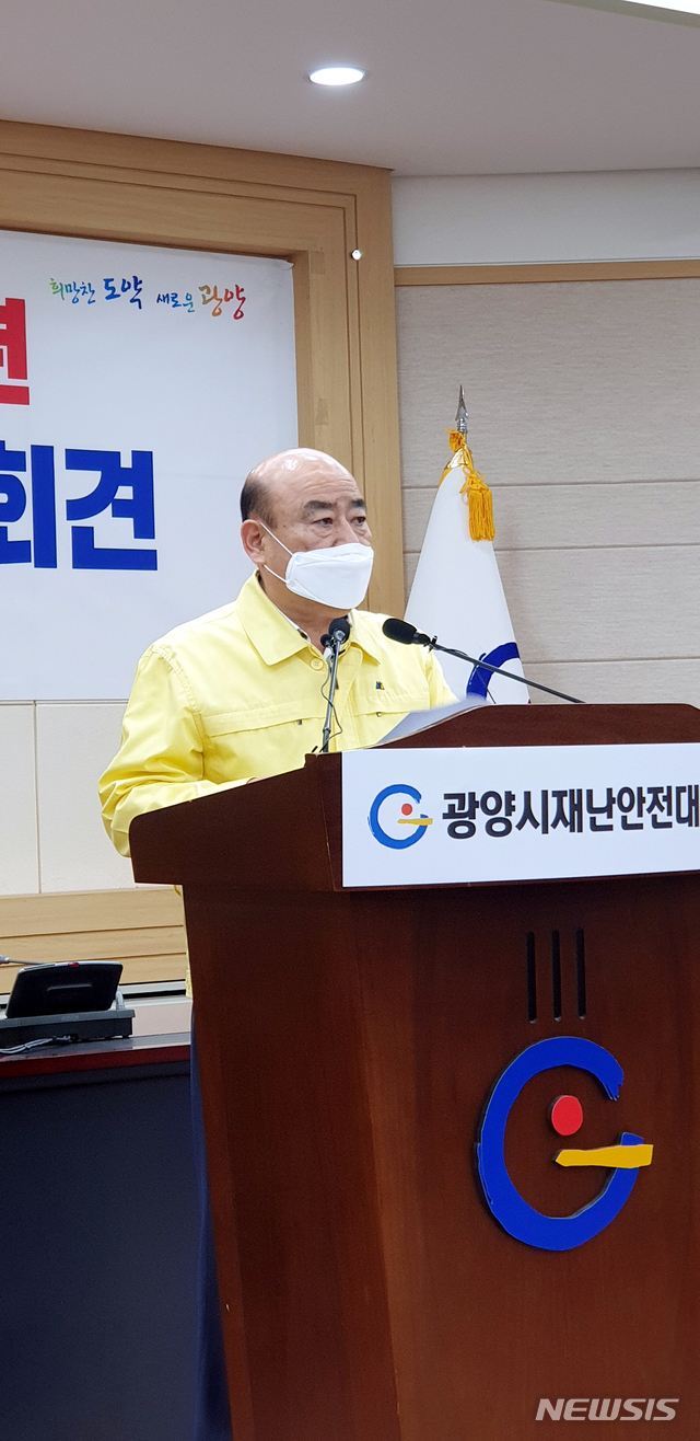 [광양=뉴시스]김석훈 기자 = 전남 광양시청에서 2일 정현복 광양시장이 '코로나19'확진자 첫 발생에 따른 기자회견을 하고 있다. 1일 오후 9시께 광양시 중마동 거주 A(36·여) 씨가 코로나19 확진판정을 받았다. 2020.0302.kim@newsis.com 