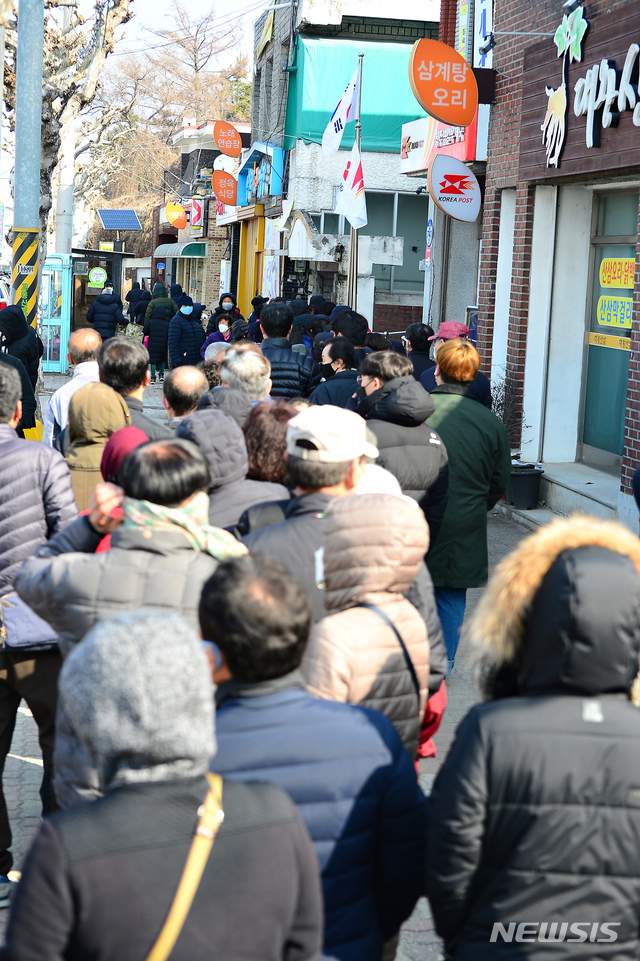 [청주=뉴시스] 인진연 기자 = '코로나19'로 인해 전국 하나로마트 매장과 우체국에서 공적 마스크 판매에 나선 2일 오전 충북 청주 남일우체국 앞에 마스크를 구매하기 위해 줄을 선 시민들로 장사진을 이루고 있다. 2020.03.02. inphoto@newsis.com