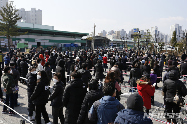 [청주=뉴시스] 인진연 기자 = '코로나19'로 인해 전국 하나로마트 매장과 우체국에서 공적 마스크 판매에 나선 2일 오전 농협 청주하나로마트 앞에 마스크를 구매하기 위해 줄을 선 시민들로 장사진을 이루고 있다. 2020.03.02. inphoto@newsis.com 