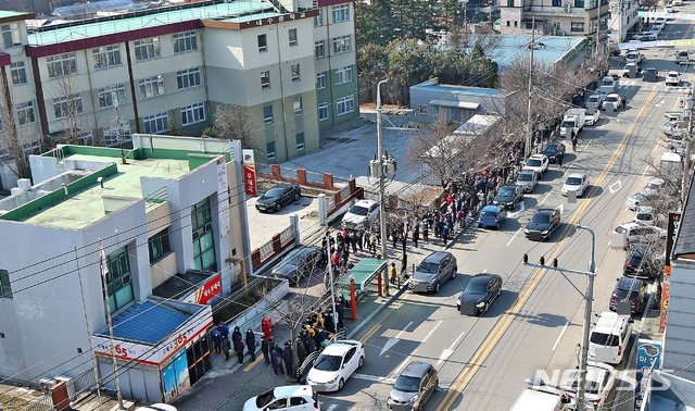 [청주=뉴시스]강신욱 기자 = 신종 코로나바이러스 감염증(코로나19)이 확산하면서 주민들이 2일 충북 청주시 청원구 내수읍 내수우체국 앞에서 공적 마스크를 구매하려고 100m 이상 길게 줄지어 서 있다. 2020.03.02.&nbsp; ksw64@newsis.com 