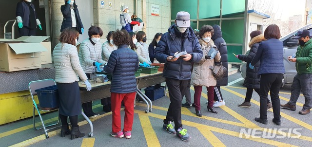 [대구=뉴시스]이은혜 기자 = 2일 오전 대구시 달서구 월성동 달서우체국을 찾은 시민들이 신종 코로나바이러스 감염증 예방을 위한 마스크를 구매하고 있다. 2020.03.02.ehl@newsis.com
