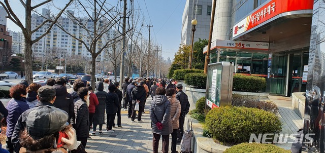 [대구=뉴시스]이은혜 기자 = 2일 오전 신종 코로나바이러스 감염증 예방을 위해 마스크를 사려는 시민들이 대구시 달서구 월성동 달서우체국 앞에 줄을 서 있다. 2020.03.02.ehl@newsis.com 