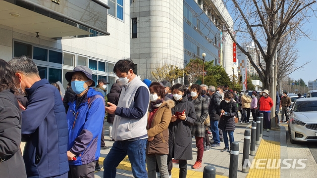 [대구=뉴시스]이은혜 기자 = 2일 오전 신종 코로나바이러스 감염증 예방을 위해 마스크를 사려는 시민들이 대구시 달서구 월성동 달서우체국 앞에 줄을 서 있다. 2020.03.02. ehl@newsis.com