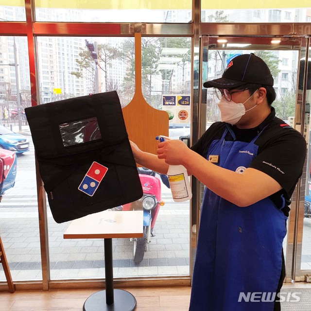 [서울=뉴시스]도미노피자 전국 매장 방역 강화