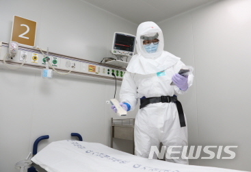 【서울=뉴시스】가천대 길병원 음압병동에서 휴대용 무선초음파기를 시연하고 있는 정욱진 교수