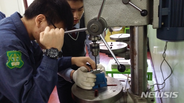 [안동=뉴시스] 직업계고 학생들이 기술을 숙련하고 있다. (사진=경북교육청 제공) 2026.02.12 photo@newsis.com 