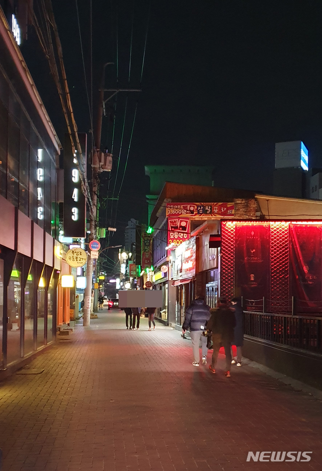 코로나19로 인해 적막감이 도는 대구 동성로 클럽골목.
