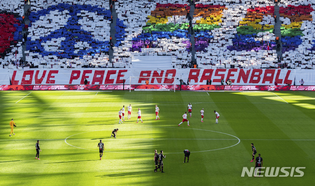 [라이프치히(독일)=AP/뉴시스]독일 라이프치히에서 지난 1일 RB 라이프치히와 바이에르 레버쿠젠 04 간 분데스리가 축구 경기가 열리고 있다. 이날 경기를 관전하려던 일단의 일본 축구팬들이 신종 코로나바이러스 감염증(코로나19)에 대한 우려로 경기장 밖으로 쫓겨났다. 이에 인종차별이라는항의가 있었고 라이프치히 구단은 "우리의 잘못"이라며 사과했다. 2020.3.3