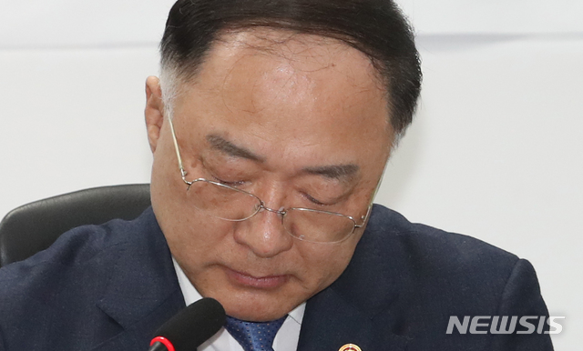 [서울=뉴시스]김명원 기자 = 홍남기 경제부총리겸 기획재정부 장관이 2일 오전 서울 여의도 국회 의원회관에서 열린 코로나19 대응 추경예산 편성 당정협의에 참석해 울먹이며 발언 중 발언을 잠시 멈추고 있다. 2020.03.02.&nbsp; kmx1105@newsis.com