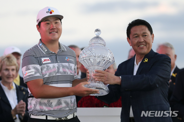 [팜비치가든스=AP/뉴시스]임성재(왼쪽)가 1일(현지시간) 미 플로리다주 팜 비치 가든스의 PGA 내셔널 챔피언스 코스에서 막을 내린 미프로골프(PGA) 투어 혼다 클래식에서 우승 후 아오야마 신지 혼다 북미지역 CEO와 기념촬영을 하고 있다. 임성재는 최종합계 6언더파 274타를 기록하며 PGA 투어 통산 50번째 출전 만에 첫 우승을 차지했다. 2020.03.02.