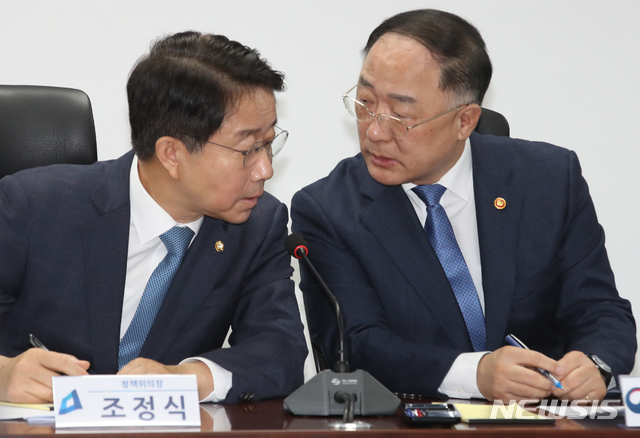 [서울=뉴시스]김명원 기자 = 조정식 더불어민주당 정책위의장과 홍남기 경제부총리 겸 기획재정부 장관이 2일 오전 서울 여의도 국회 의원회관에서 열린 코로나19 대응 추경예산 편성 당정협의에 참석해 이야기 나누고 있다. 2020.03.02.&nbsp; kmx1105@newsis.com