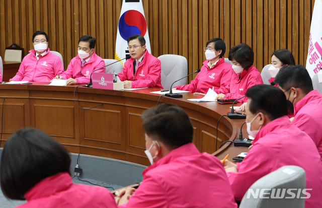 [서울=뉴시스] 고승민 기자 = 황교안 미래통합당 대표가 2일 서울 여의도 국회에서 열린 당 최고위원회의에서 발언하고 있다. 2020.03.02.kkssmm99@newsis.com