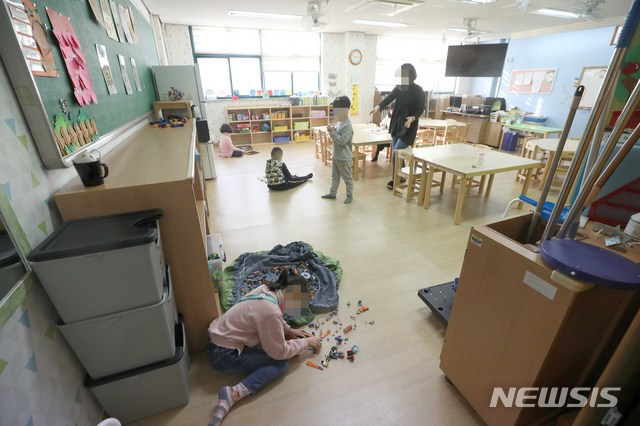 [고양=뉴시스]김선웅 기자 = 2일 경기 고양시의 한 초등학교에서 긴급돌봄교실이 운영되고 있다. 긴급돌봄교실은 코로나19 확산 방지를 위해 각급 학교가 연기된 가운데 부모의 맞벌이로 보호를 받지 못하는 유초등학생을 대상으로 2일부터 운영된다. 2020.03.02. mangusta@newsis.com