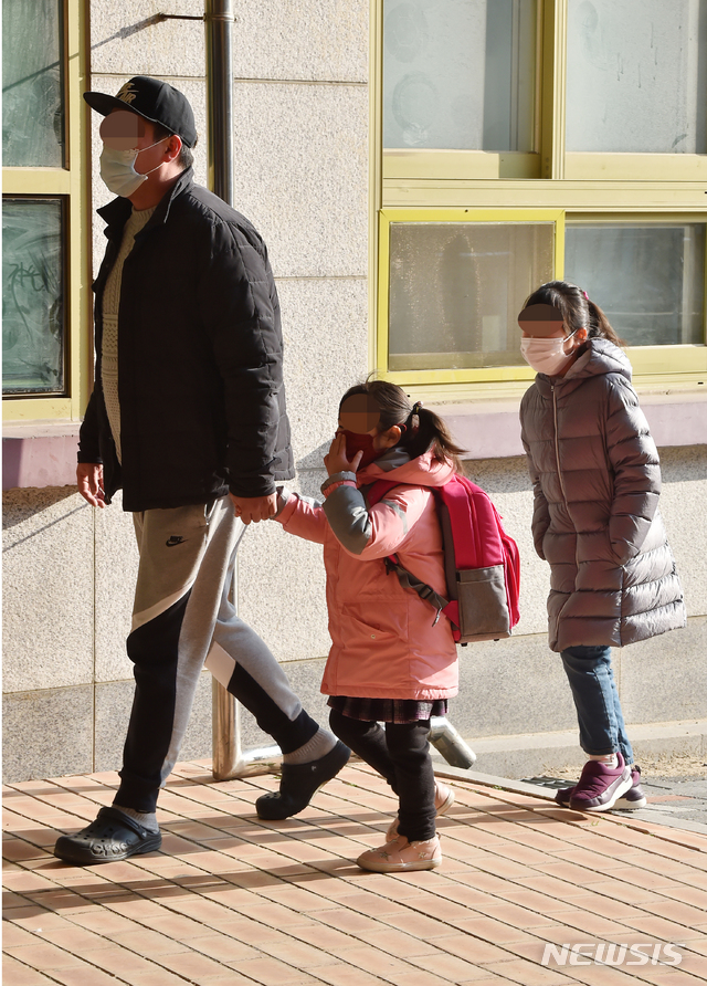 [수원=뉴시스] 김종택 기자 = 신종 코로나바이러스 감염증(코로나19) 확산에 따른 개학 연기로 긴급돌봄교실이 운영에 들어간 2일 오전 경기 수원시 한 초등학교 에서 학생들이 부모님 손을 잡고 등교하고 있다.정부는 '코로나19' 확산 우려로 개학을 연기하는 대신 긴급돌봄을 기존 일과 시간에 맞춰 오전 9시부터 오후 5시까지 운영하기로 했다. 2020.03.02.semail3778@naver.com