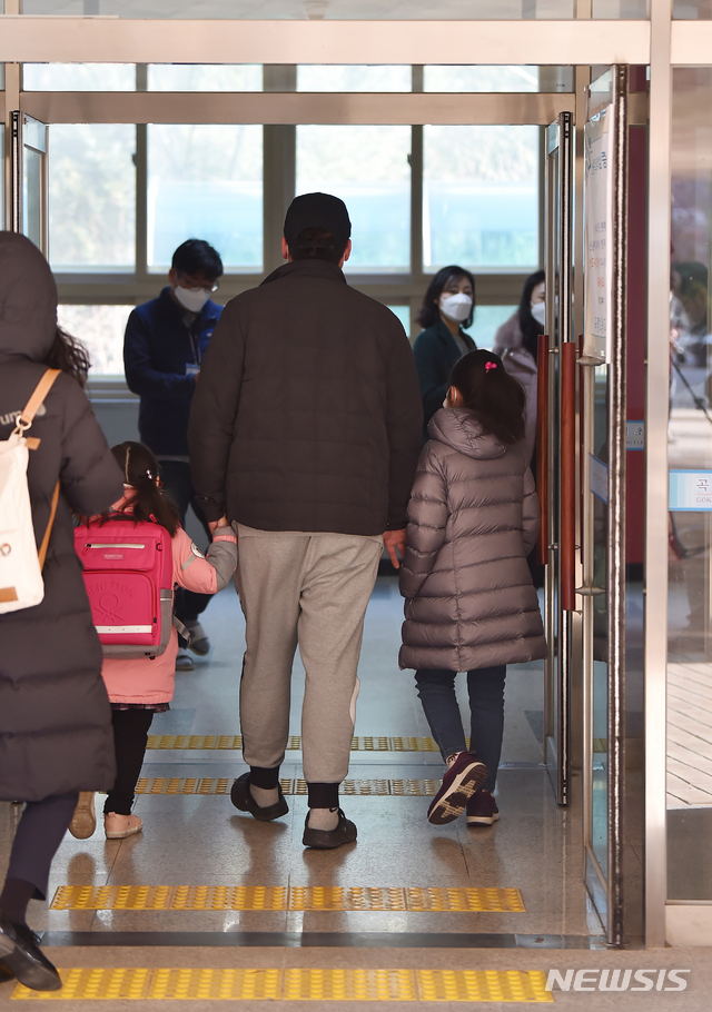 [수원=뉴시스] 김종택 기자 = 신종 코로나바이러스 감염증(코로나19) 확산에 따른 개학 연기로 긴급돌봄교실이 운영에 들어간 2일 오전 경기 수원시 한 초등학교 에서 학생들이 등교하고 있다.정부는 '코로나19' 확산 우려로 개학을 연기하는 대신 긴급돌봄을 기존 일과 시간에 맞춰 오전 9시부터 오후 5시까지 운영하기로 했다. 2020.03.02.semail3778@naver.com