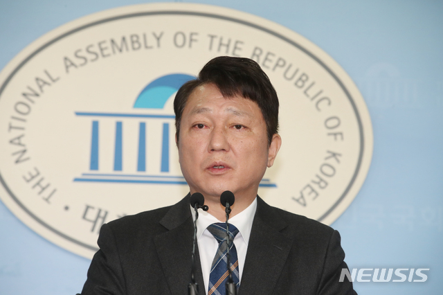 [서울=뉴시스]김명원 기자 = 최재성 더불어민주당 의원이 2일 오전 서울 여의도 국회 정론관에서 비례정당 관련 기자회견을 하고 있다. 이날 최재성 의원은 더불어민주당은 비례정당을 만들지 말고 국민들은 미래한국당을 찍지 말아달라"고 밝혔다. 2020.03.02. kmx1105@newsis.com