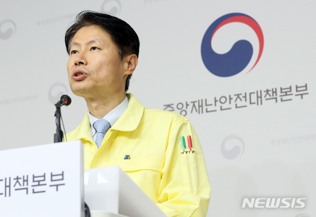 [세종=뉴시스]강종민 기자 = 김강립 중앙재난안전대책본부 제1총괄조정관(보건복지부 차관)이 2일 오전 정부세종청사에서 중앙재난안전대책본부 회의 결과 등을 브리핑 하고 있다. 2020.03.02. ppkjm@newsis.com