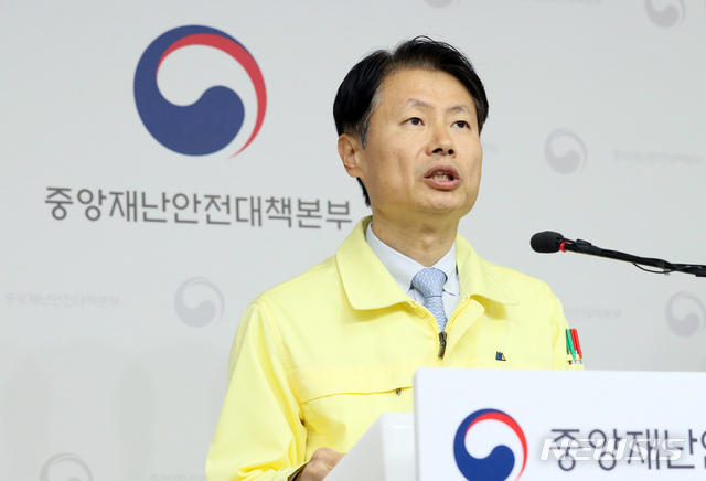 [세종=뉴시스]강종민 기자 = 김강립 중앙재난안전대책본부 제1총괄조정관(보건복지부 차관)이 2일 오전 정부세종청사에서 중앙재난안전대책본부 회의 결과 등을 브리핑 하고 있다. 2020.03.02.&nbsp; ppkjm@newsis.com