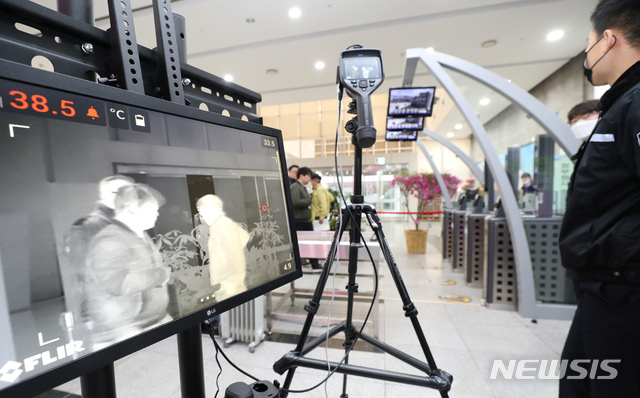 [세종=뉴시스]강종민 기자 = 신종 코로나바이러스 감염증(코로나19) 확진환자 추가 발생이 이어진 2일 정부세종청사 보건복지부 출입구에 열감지 카메라가 설치돼 출입자의 체온을 체크하고 있다. 2020.03.02. ppkjm@newsis.com