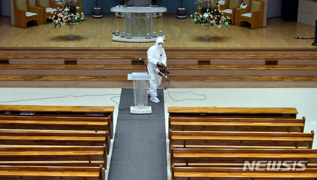 [광주=뉴시스] 류형근 기자 = 2일 오전 신종 코로나 바이러스 감염증(코로나19) 확진자 2명이 나온 광주 남구 양림동 양림교회(예장합동) 예배당을 방역당국이 방역하고 있다. 2020.03.02. hgryu77@newsis.com