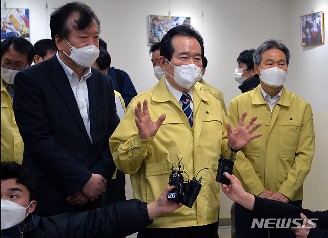 [대구=뉴시스] 이무열 기자 = 정세균 국무총리가 2일 오전 신종 코로나바이러스 감염증(코로나19) 생활치료센터로 지정된 대구 동구 신서동 교육부 중앙교육연수원을 방문해 의료진들을 격려하고 있다. 2020.03.02.lmy@newsis.com