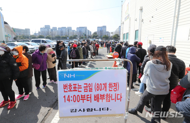 [제주=뉴시스]우장호 기자 = 신종 코로나바이러스 감염증(코로나19)이 확산 중인 2일 정부의 긴급 조치에 따라 공적 판매처로 지정된 제주시농협 하나로마트 제주점에서 시민들이 마스크를 구매하기 위해 줄을 서고 있다. 농협 제주지역본부는 이날 오후 2시부터 도내 하나로마트 44곳(서귀포축협 마트 제외)에서 마스크 9120매를 판매한다고 밝혔다. 2020.03.02. woo1223@newsis.com