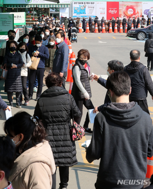 [서울=뉴시스]박주성 기자 = 농협 하나로유통이 전국 2219개 하나로마트를 통해 마스크 70만개를 공급하기로 한 가운데 2일 오후 서울 서초구 하나로마트 양재점에 마스크를 구입하려는 시민들이 줄을 서고 있다. 2020.03.02.&nbsp; park7691@newsis.com