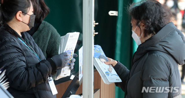 [서울=뉴시스]박주성 기자 = 농협 하나로유통이 전국 2219개 하나로마트를 통해 마스크 70만개를 공급하기로 한 가운데 2일 오후 서울 서초구 하나로마트 양재점에 시민들이 마스크를 구입하고 있다. 2020.03.02.&nbsp; park7691@newsis.com
